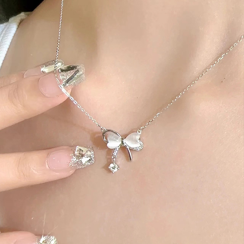 蝶々結びのフリンジネックレス女インスタ風