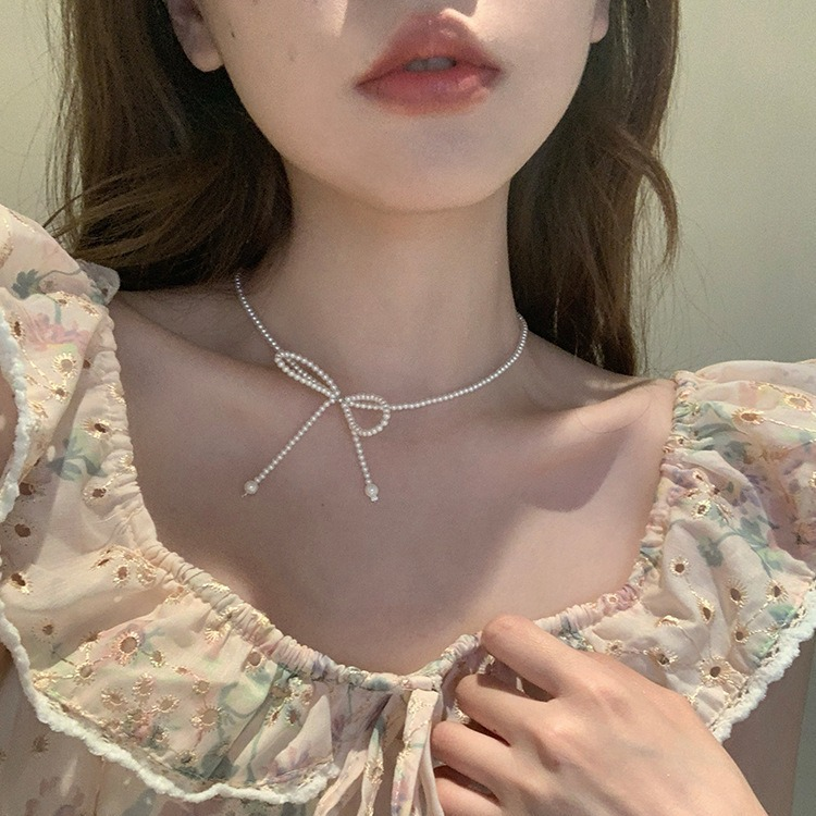女性らしい真珠のネックレス