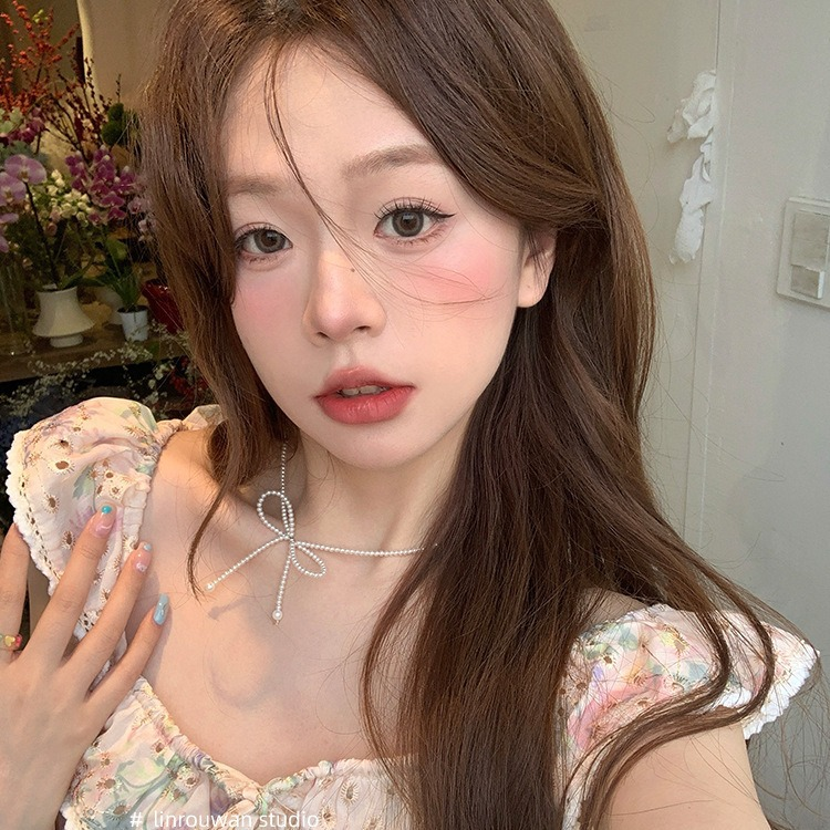 女性らしい真珠のネックレス