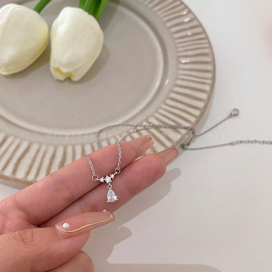 華奢なジルコンの星のネックレス