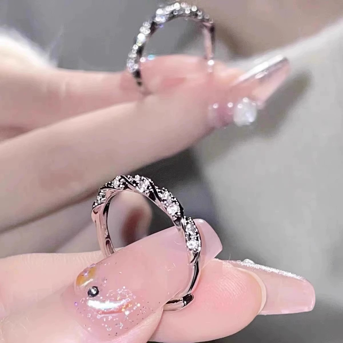 華奢で高級感ある恋の指輪