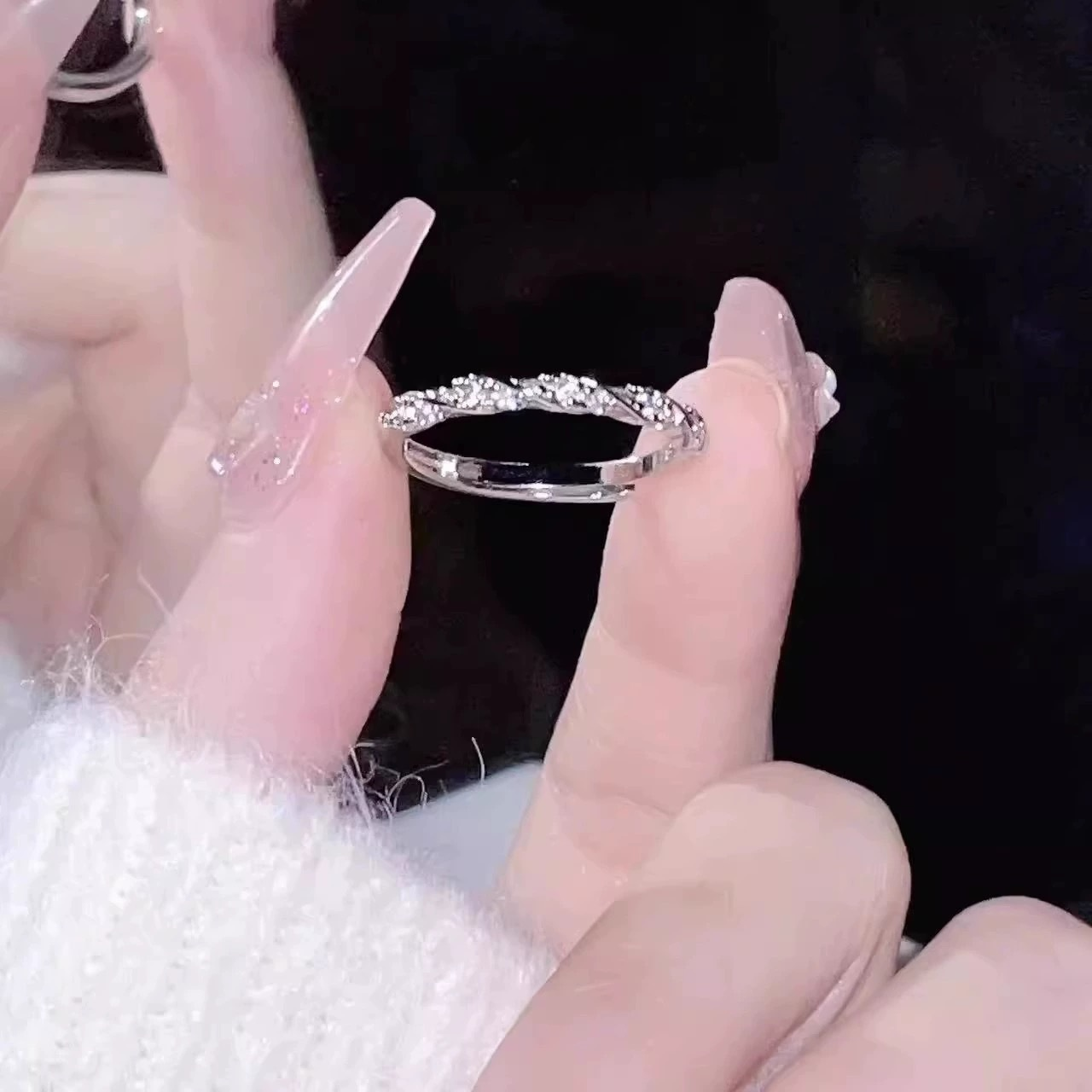 華奢で高級感ある恋の指輪