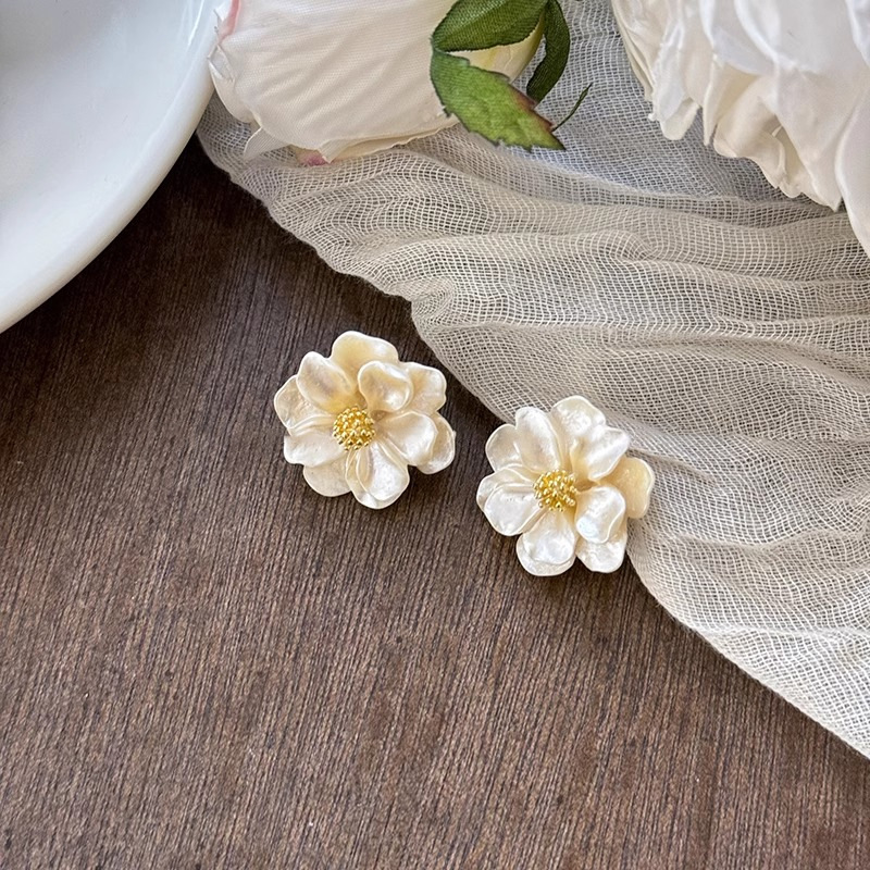 ツバキの花のピアス