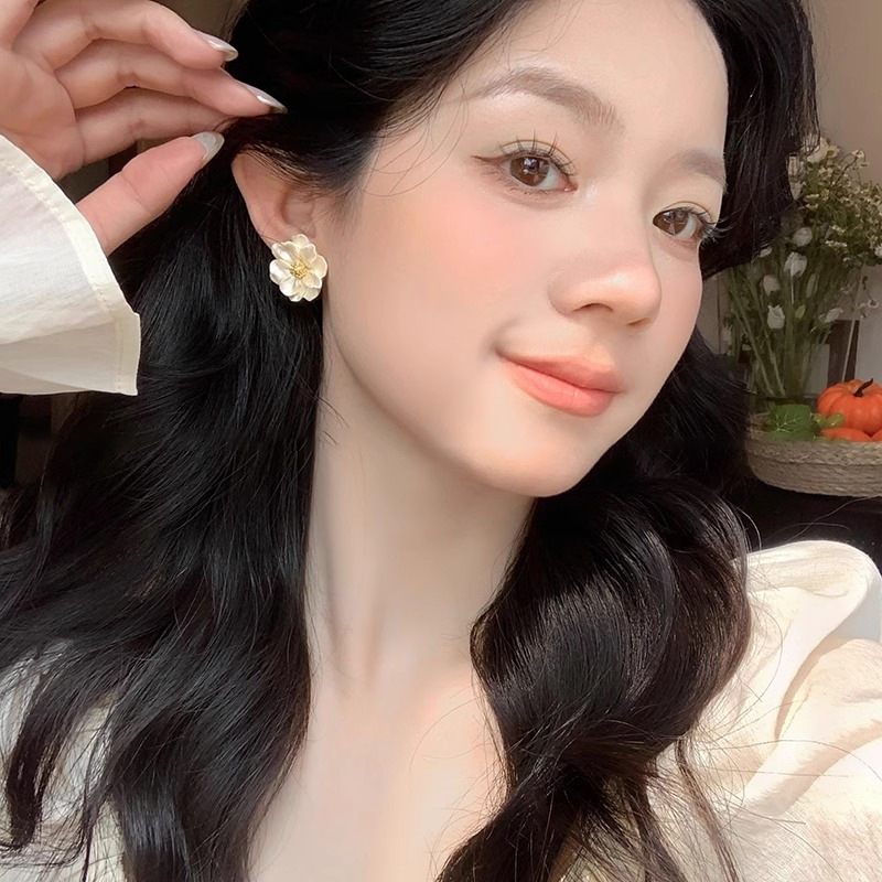 ツバキの花のピアス