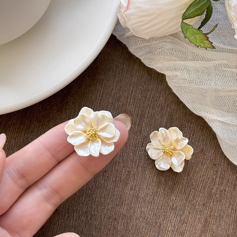 ツバキの花のピアス