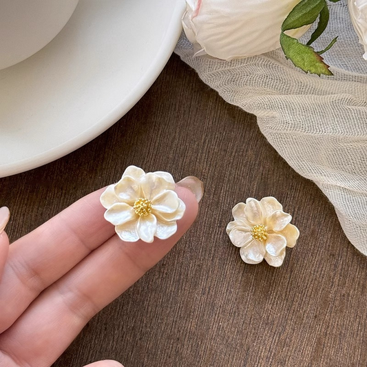 ツバキの花のピアス