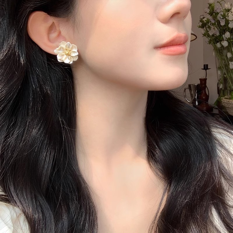 ツバキの花のピアス